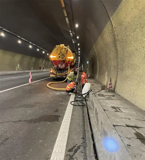 崇州隧道排水渠清淤